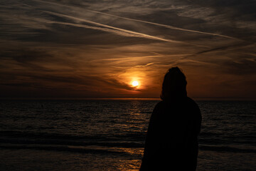 Fototapeta premium silhouette of a woman on the beach