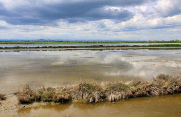 le saline di Cervia in una giornata nuvolosa