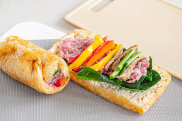 半分に切った栃尾揚げに野菜と挽肉を乗せる