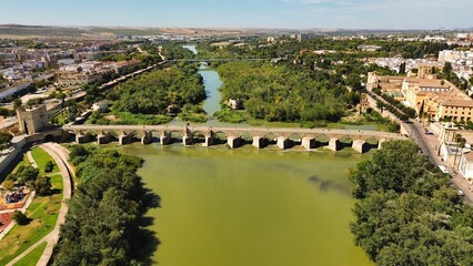 foto de drone de Puente Romano de Córdoba España europa