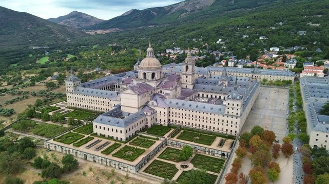 v&iacute;deo con dron del Real Monasterio de San Lorenzo de El Escorial Madrid Espa&ntilde;a europa