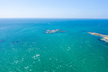 Obraz premium The tip of Conguel and the islet of Toul Bihan in Quiberon in Europe, France, Brittany, Morbihan, Quiberon, in summer, on a sunny day.
