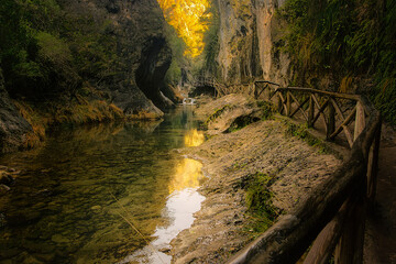 pasarelas y barranco del Río porosa