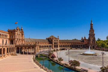 Obraz premium Sevilla, Spain - August 01, 2024: Plaza de Espana in Seville, Andalusia. The Plaza de Espana, built in 1928, is a plaza in the Parque de Maria Luisa in Seville, Spain.