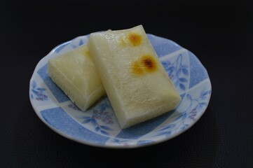 皿に乗った焼いた餅