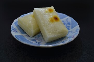 皿に乗った焼いた餅