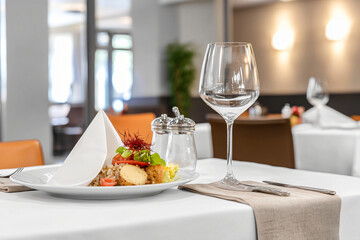 Fototapeta premium refined quick meal presentation, restaurant table setup