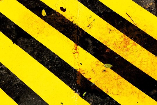 Faixas de cores amarelas e pretas para alertar pedestres e motoristas. 