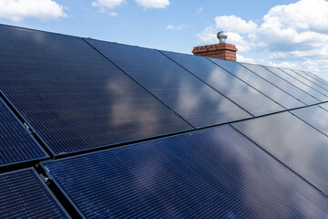 Odnawialne źródła energii, zielona energia ze słońca, panele fotowoltaiczne, instalacja.  © MR. Stanek
