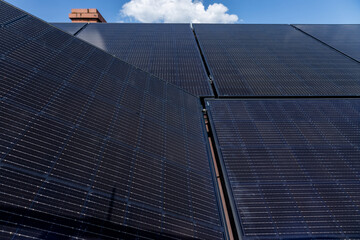 Odnawialne źródła energii, zielona energia ze słońca, panele fotowoltaiczne, instalacja.  © MR. Stanek