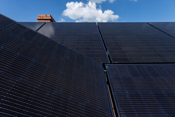 Odnawialne źródła energii, zielona energia ze słońca, panele fotowoltaiczne, instalacja © MR. Stanek