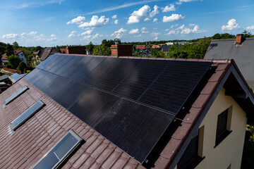 Odnawialne źródła energii, zielona energia ze słońca, panele fotowoltaiczne, instalacja