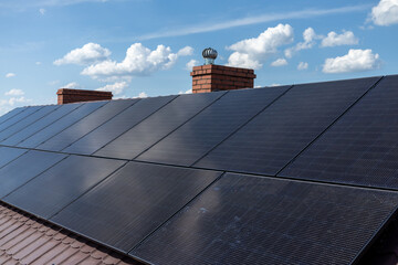Odnawialne źródła energii, zielona energia ze słońca, panele fotowoltaiczne, instalacja © MR. Stanek