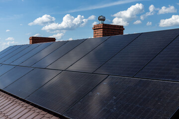 Odnawialne źródła energii, zielona energia ze słońca, panele fotowoltaiczne, instalacja.  © MR. Stanek