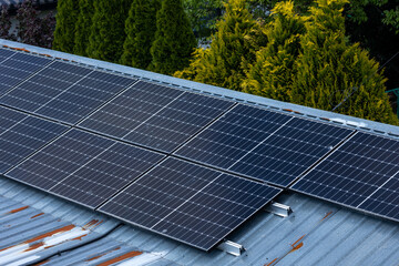 Odnawialne źródła energii, zielona energia ze słońca, panele fotowoltaiczne, instalacja © MR. Stanek