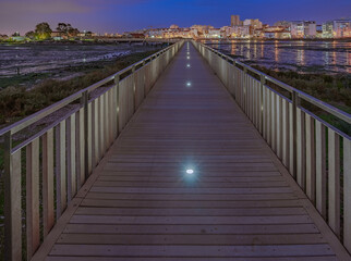 Obraz premium Pedestrian walkway seen from the front with lights at the center of the floor in the city of Barreiro at night