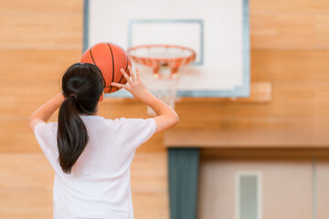 体育館でバスケットをする体操着姿の女子中学生・女子高生
