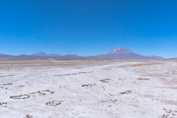 山と砂漠と鉄道 - チリの雄大な自然