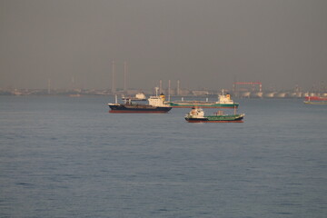 東京湾に浮かぶ貨物船