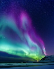 星空に広がるオーロラの光、紫とグリーンが織り成す帯がスピリチュアルな覚醒を呼び起こす 