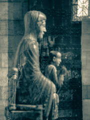 Obraz premium Photographer reflected through sacred sculptures