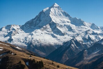 Fototapeta premium awe-inspiring and grandeur-inducing sight of a snow-covered mountain with its white peaks against a backdrop of a clear blue sky 