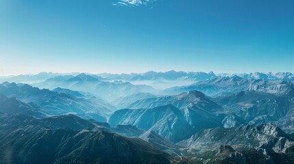 青空の下の壮大な山脈の空撮6