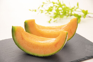 テーブルの上においた美味しいカットメロン