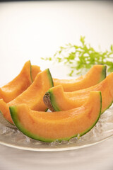 テーブルの上においた美味しいカットメロン