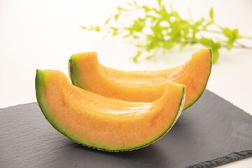 テーブルの上においた美味しいカットメロン
