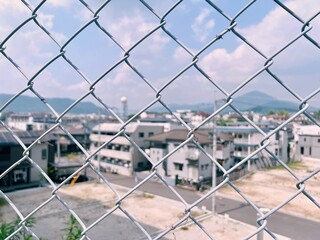 フェンス越しに見える住宅街