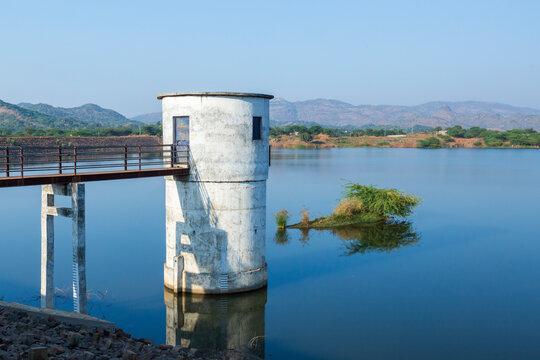 Asia, India, Gujarat,Dasada. Lake, reservoir.