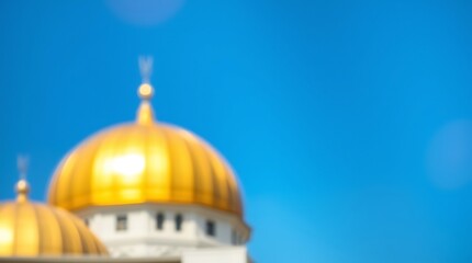 Obraz premium Golden Dome Mosque Structure Blurred Against Clear Blue Sky