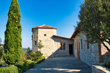 断崖の上に立つメテオラ修道院の景観