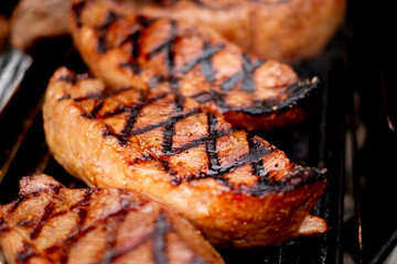 きれいな焼き跡のついたステーキ