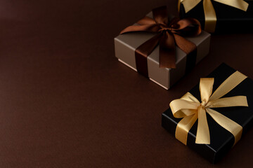 ゴールドのリボンを結んだプレゼントのイメージ