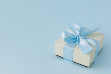 水色のリボンを結んだプレゼントのイメージ