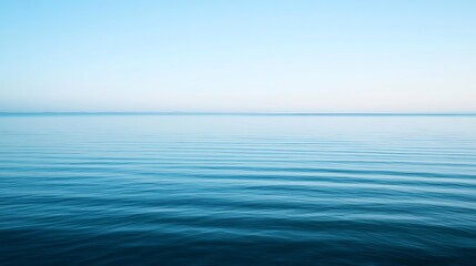 Obraz premium Serene Ocean Horizon Under a Pale Blue Sky