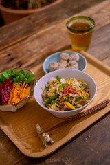 焼きそばとサラダ