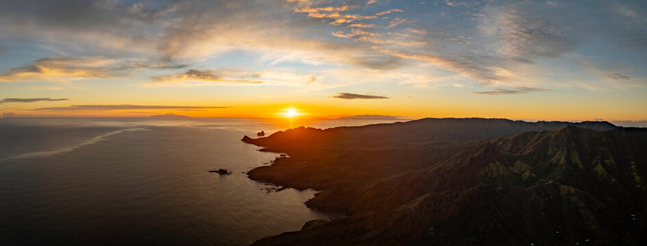 MAGNIFIQUE coucher de soleil pris de l'ile de UA HUKA dans l'archipel des marquises en polyn&eacute;sie francaise avec les iles de nuku hiva et ua pou &agrave;  l'horizon