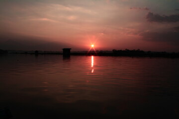 Naklejka premium the atmosphere of the fish pond in the reservoir at sunset