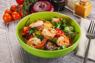 Salad with prawn and quinoa