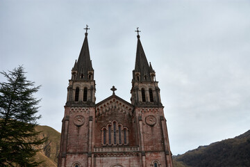Fototapeta premium Stunning view of the Basilica of Santa Maria in Covadonga, surrounded by nature and mountains