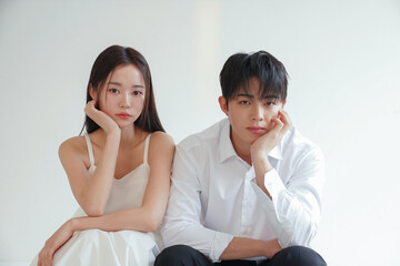 若い男女カップルのカジュアルなポートレート
