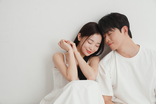 若い男女カップルのカジュアルなポートレート