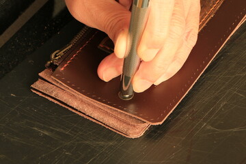 レザークラフトでホックをつける