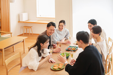ホームパーティーをする男女