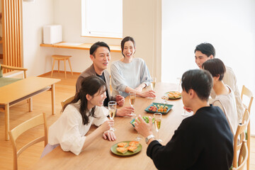 ホームパーティーをする男女