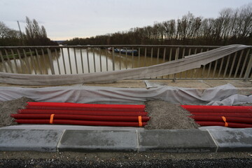 Tranchée et fourreaux pour passage de réseaux sur un pont