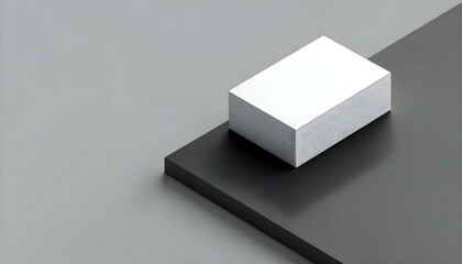 Una pila de tarjetas de visita blancas sobre una superficie negra, fondo gris